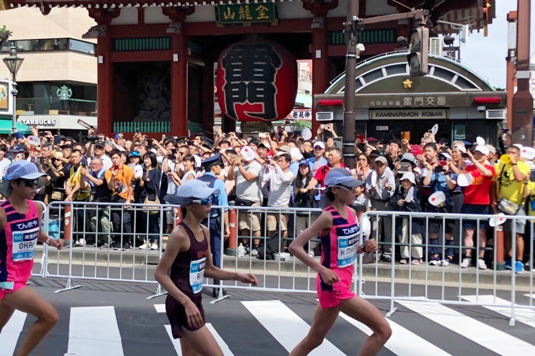 【MGC】15km付近の浅草・雷門前を通過する選手たち