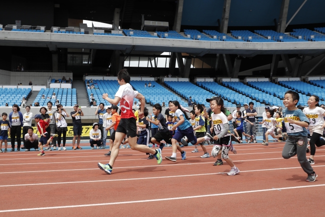 山縣亮太選手ら日本のトップアスリートが小学生を指導「セイコー